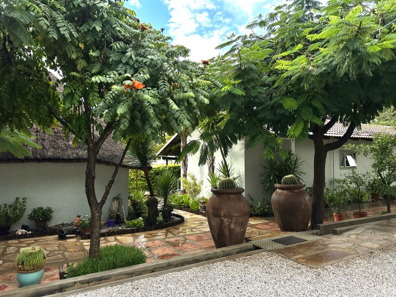 8 Bedroom Guesthouse for Sale, Otjiwarongo - Photo 2