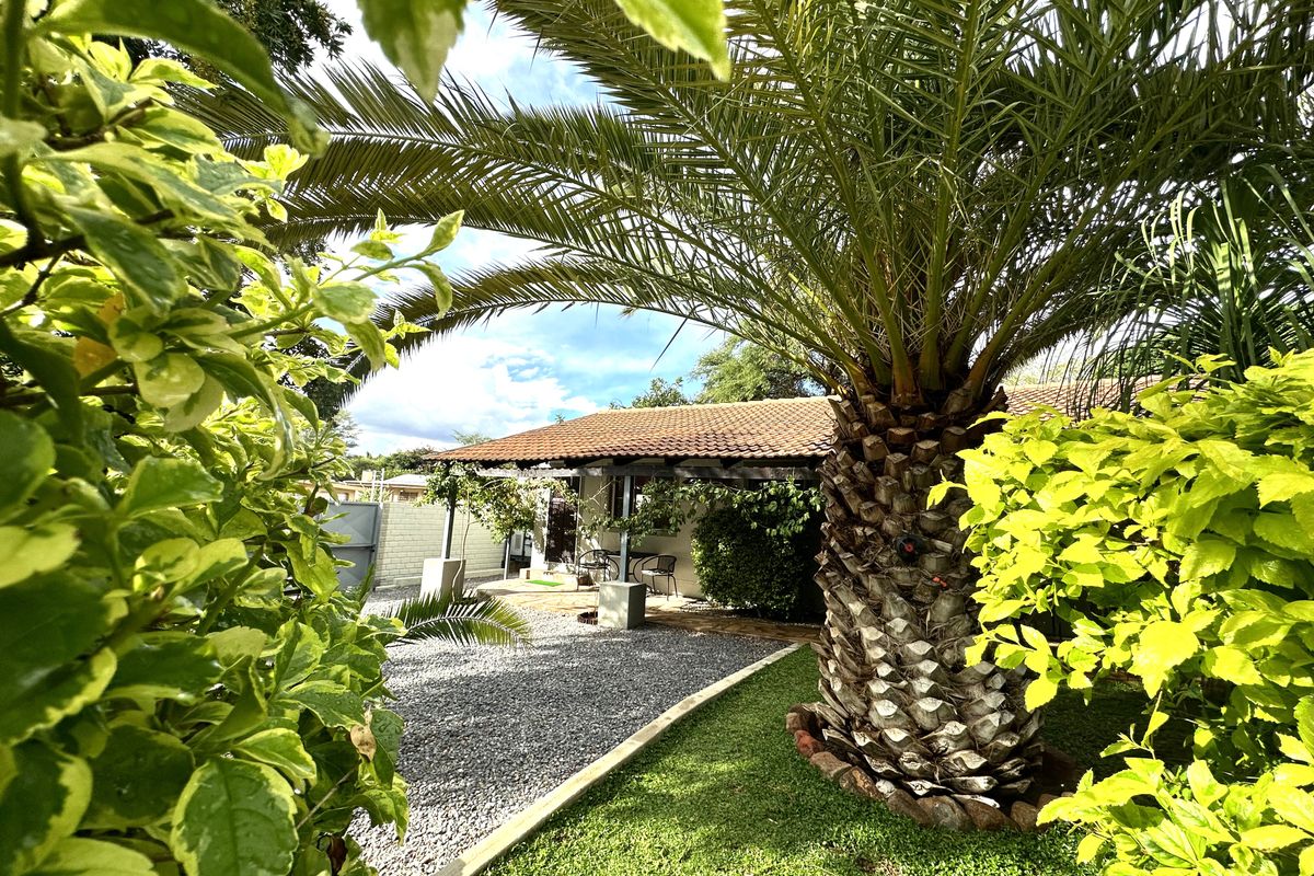 8 Bedroom Guesthouse for Sale, Otjiwarongo - Photo 3