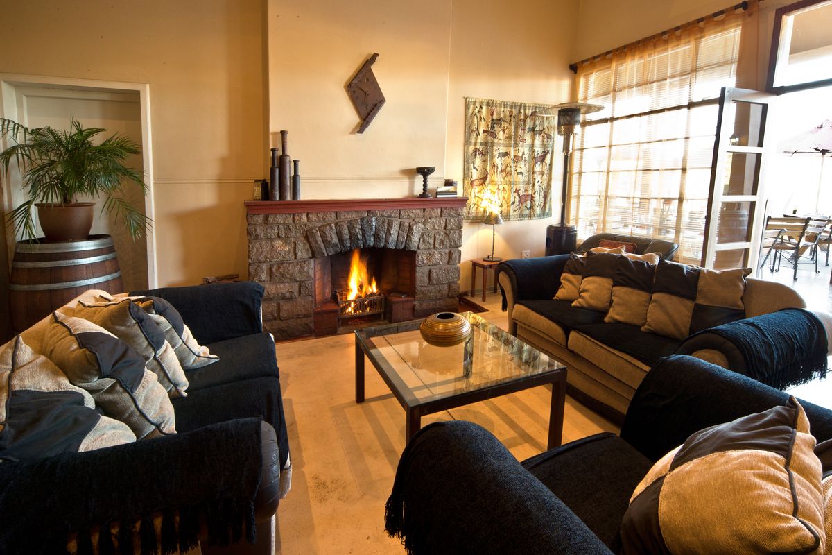 Hotel For Sale In Aus - Photo 2