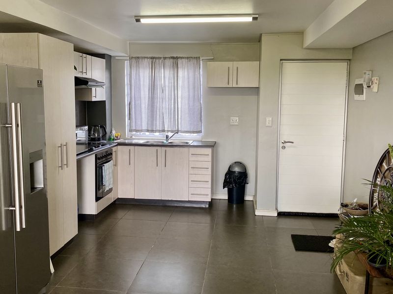For Sale: Modern 2-Bedroom Apartment in Riverport Complex, Windhoek - Photo 2