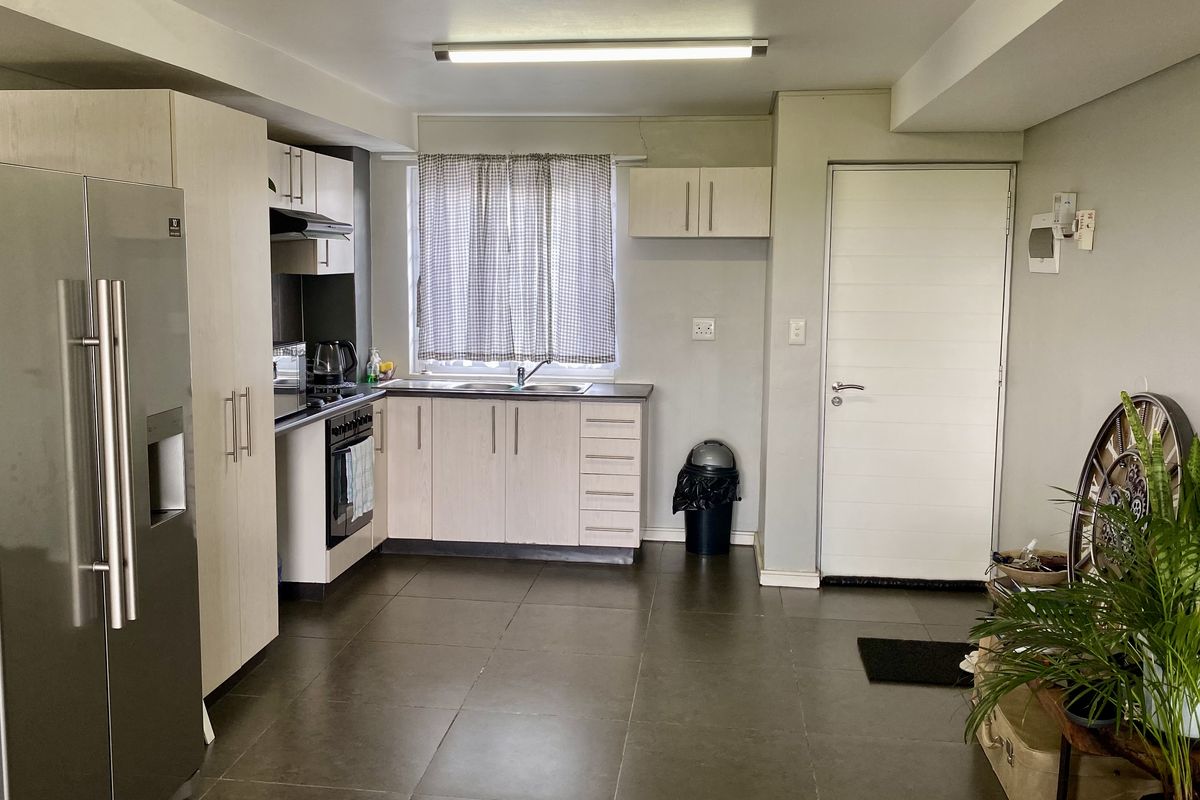 For Sale: Modern 2-Bedroom Apartment in Riverport Complex, Windhoek - Photo 2