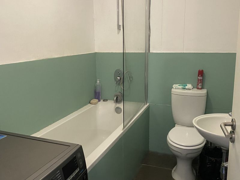 For Sale: Modern 2-Bedroom Apartment in Riverport Complex, Windhoek - Photo 5