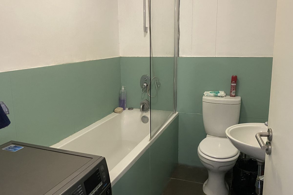 For Sale: Modern 2-Bedroom Apartment in Riverport Complex, Windhoek - Photo 5