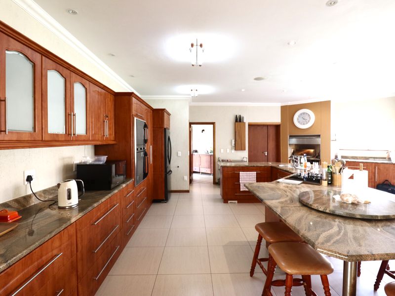 Luxury Family Residence with Indoor Swimming Pool & 3 Flats - Photo 10