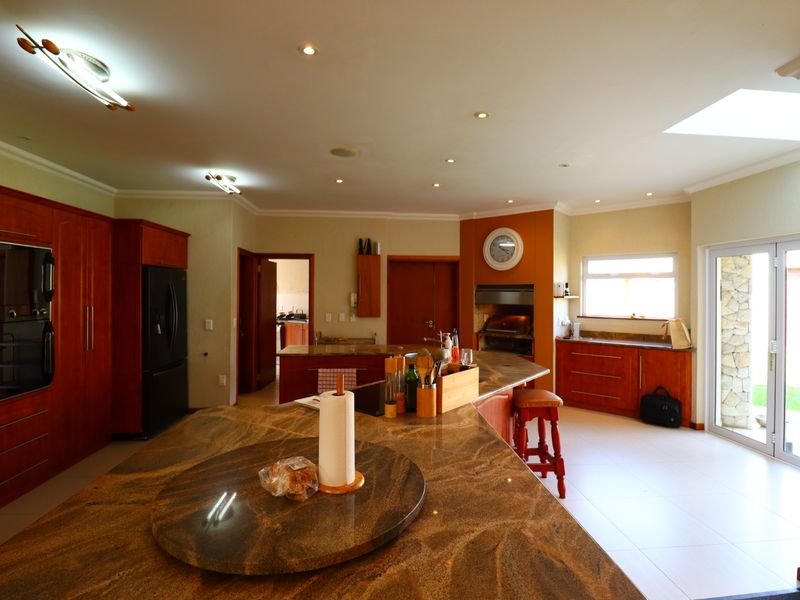 Luxury Family Residence with Indoor Swimming Pool & 3 Flats - Photo 9