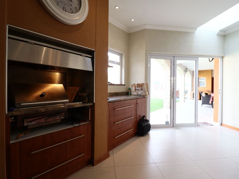 Luxury Family Residence with Indoor Swimming Pool & 3 Flats - Photo 7