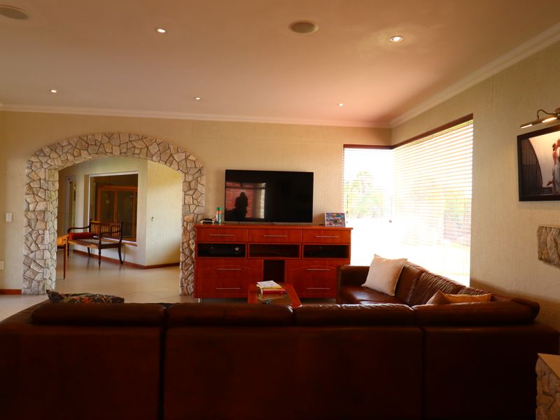 Luxury Family Residence with Indoor Swimming Pool & 3 Flats - Photo 6