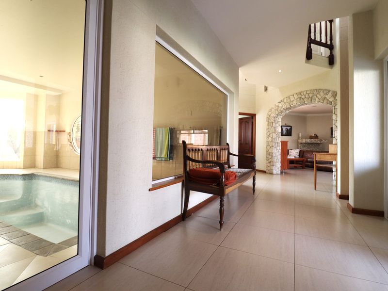 Luxury Family Residence with Indoor Swimming Pool & 3 Flats - Photo 2