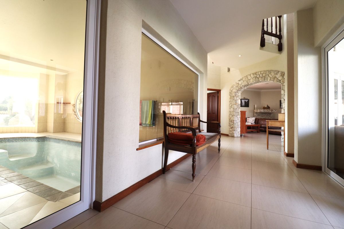 Luxury Family Residence with Indoor Swimming Pool & 3 Flats - Photo 2