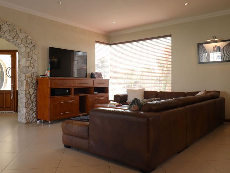 Luxury Family Residence with Indoor Swimming Pool & 3 Flats - Photo 3