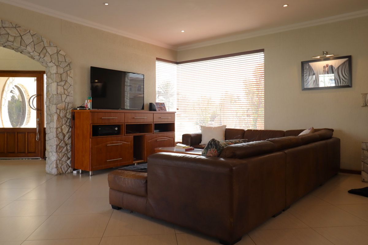 Luxury Family Residence with Indoor Swimming Pool & 3 Flats - Photo 3