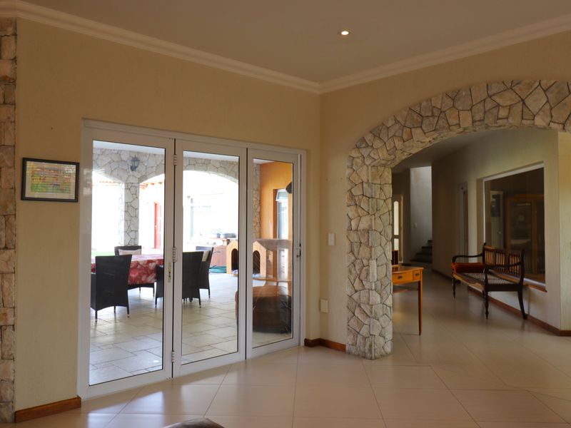 Luxury Family Residence with Indoor Swimming Pool & 3 Flats - Photo 5