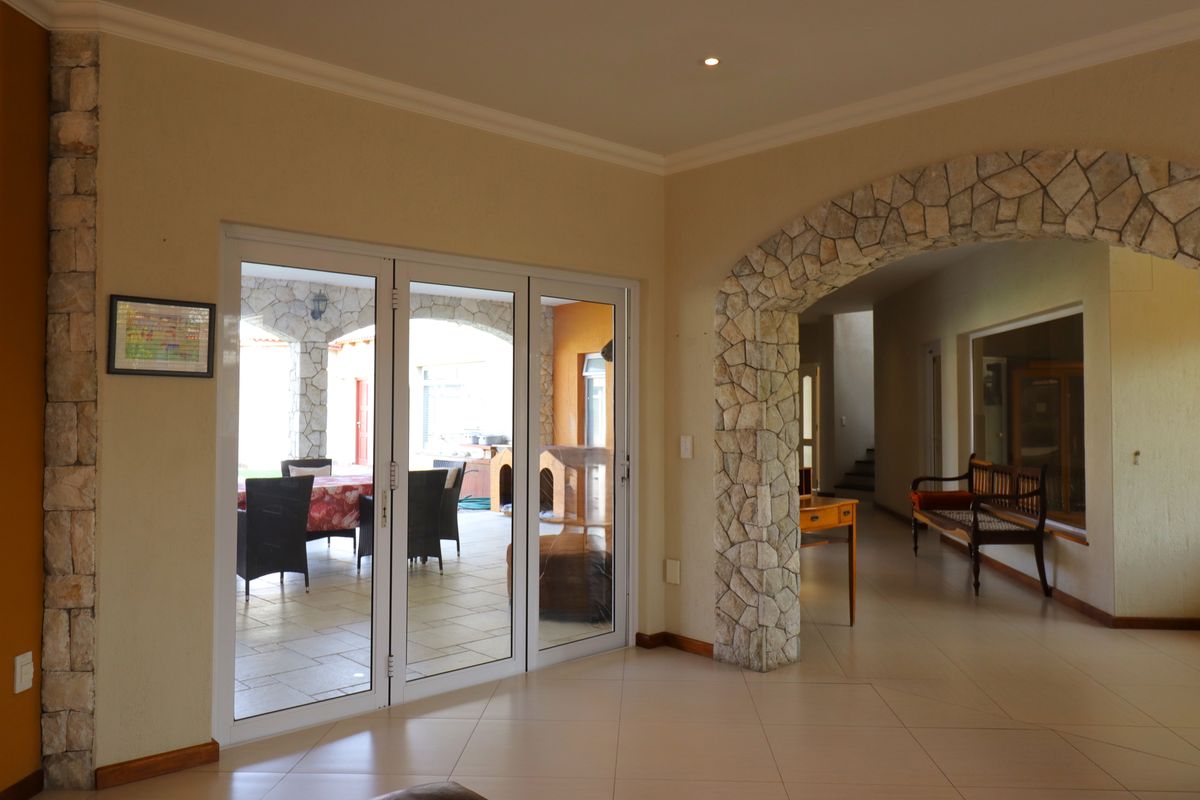 Luxury Family Residence with Indoor Swimming Pool & 3 Flats - Photo 5