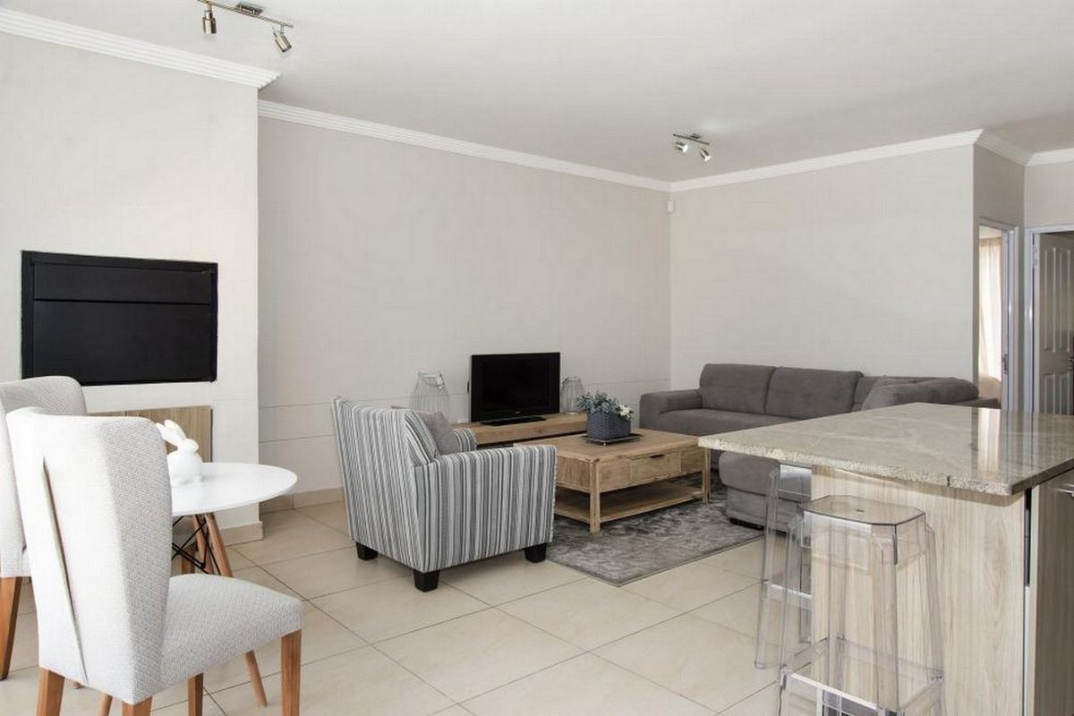TWO BEDROOM APARTMENT – IDEAL FOR YOUNG PROFESSIONAL - Photo 2