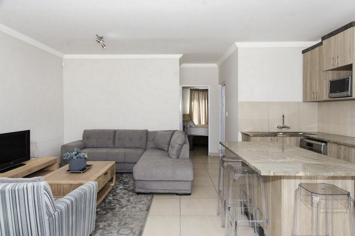 TWO BEDROOM APARTMENT – IDEAL FOR YOUNG PROFESSIONAL - Photo 3