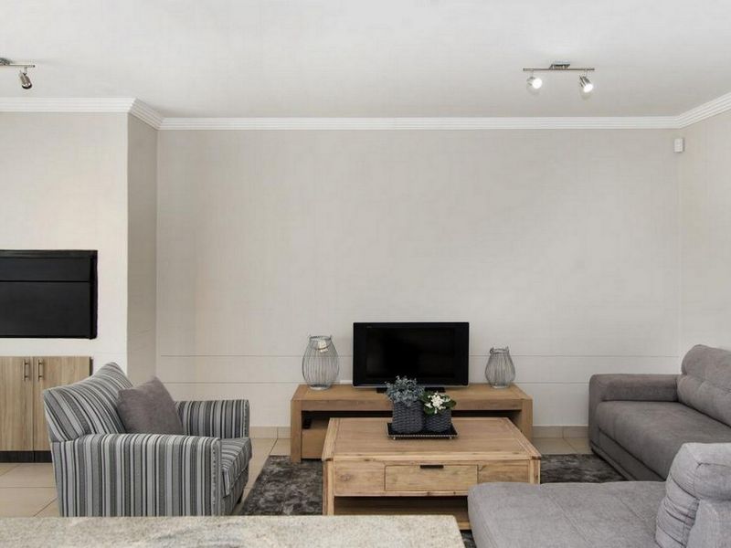 TWO BEDROOM APARTMENT – IDEAL FOR YOUNG PROFESSIONAL - Photo 6