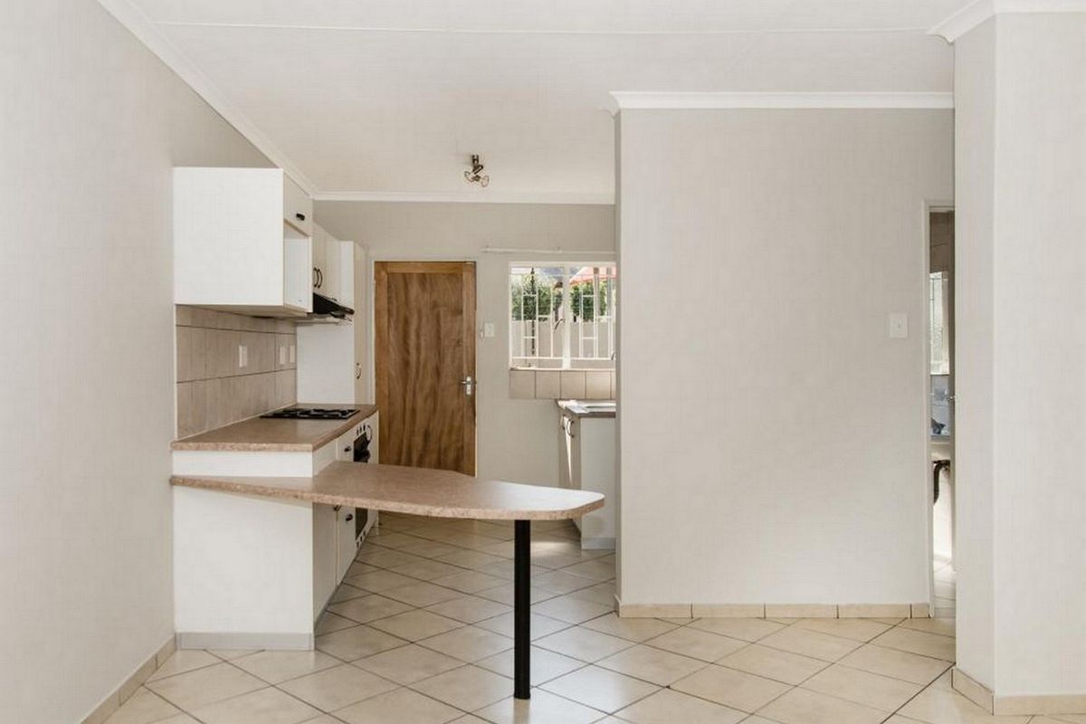 SINGLE LEVEL GYM! - Photo 5