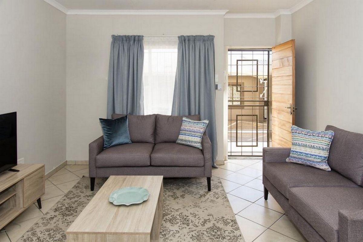 SINGLE LEVEL GYM! - Photo 2