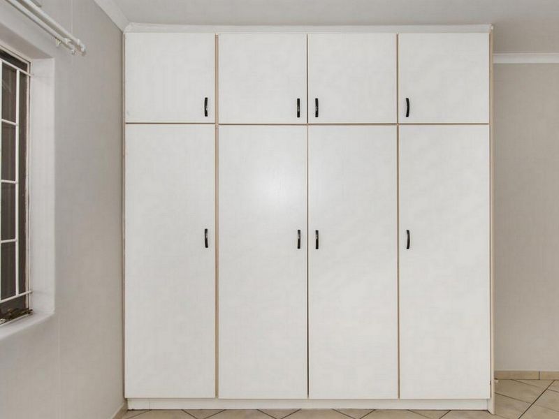 SINGLE LEVEL GYM! - Photo 7