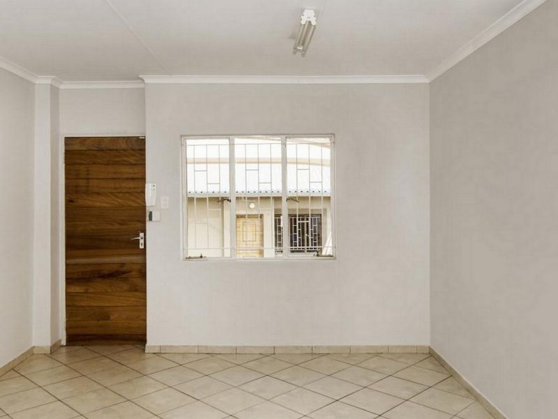 SINGLE LEVEL GYM! - Photo 6