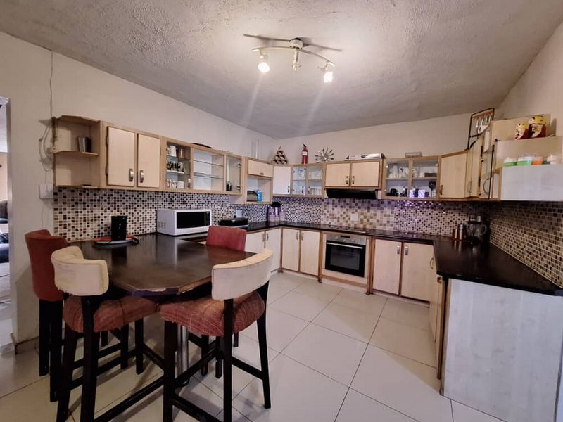 Your Dream Home Awaits – Spacious, Stylish, and Move-In Ready! - Photo 3