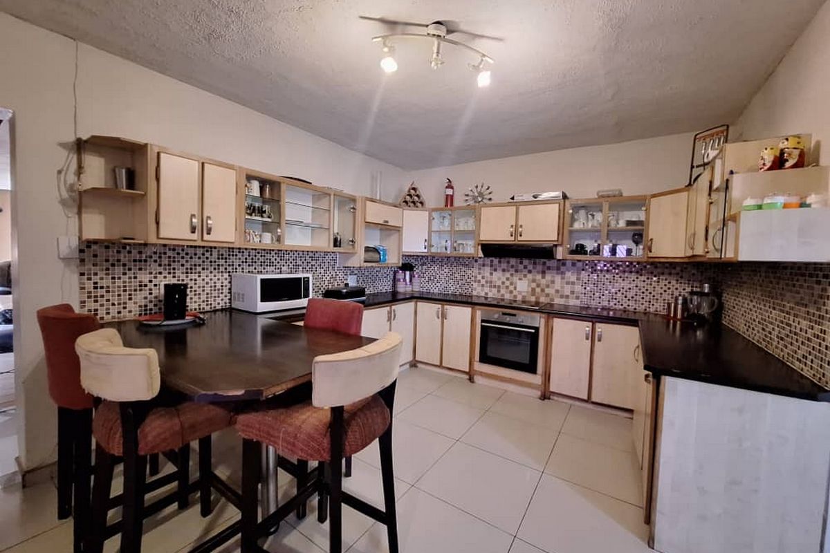 Your Dream Home Awaits – Spacious, Stylish, and Move-In Ready! - Photo 3