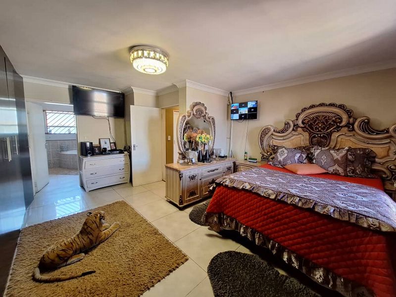 Your Dream Home Awaits – Spacious, Stylish, and Move-In Ready! - Photo 4