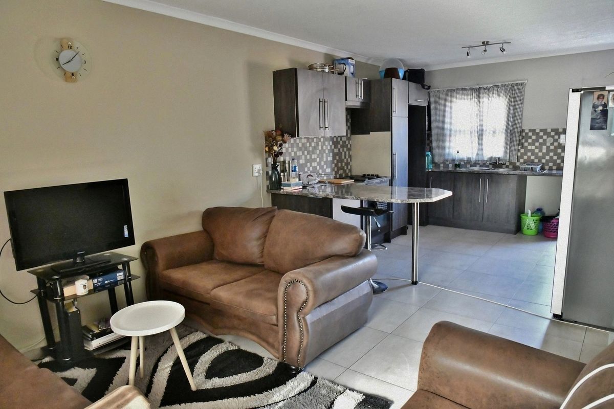 THIS MIGHT BE THE ONE FOR YOU!! - Photo 2