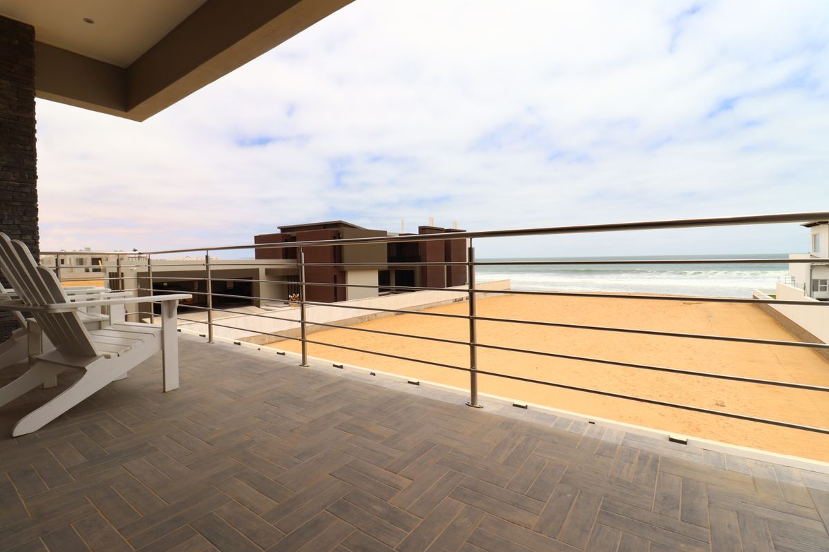 Stunning Modern Double Storey Home with Luxury Finishes & Two Bedroom Flat - Photo 3