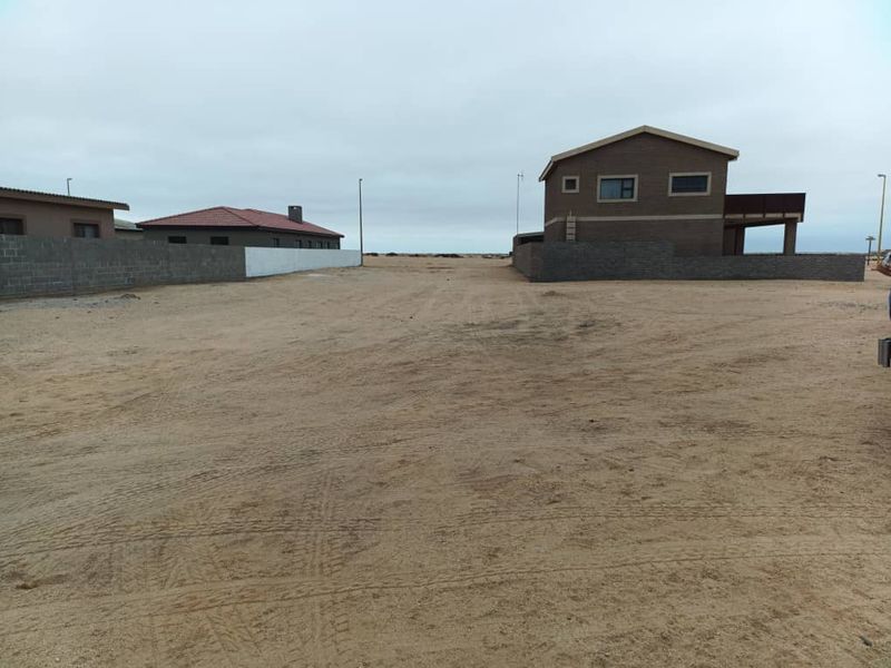 This well-located plot in Extension 10, Henties Bay, is perfect for a holiday home! - Photo 2