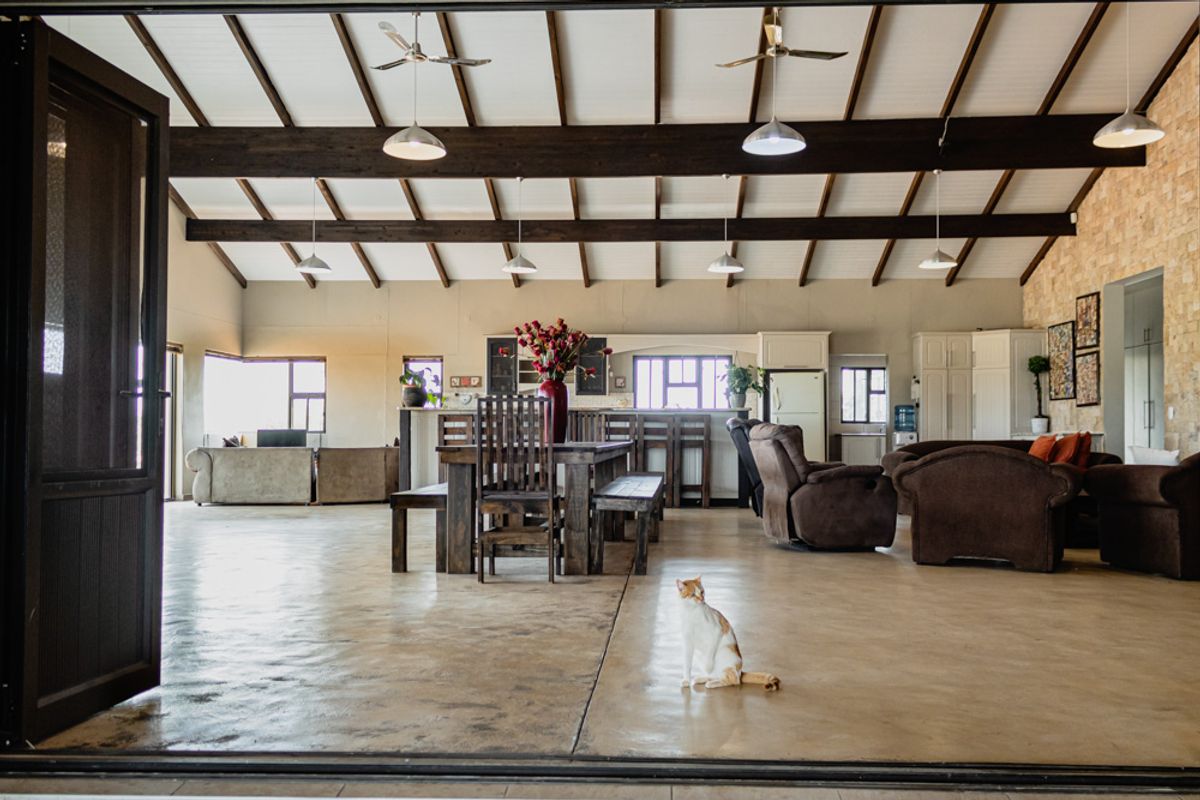 This luxurious property offers an exceptional living experience with ample space & modern amenities - Photo 4