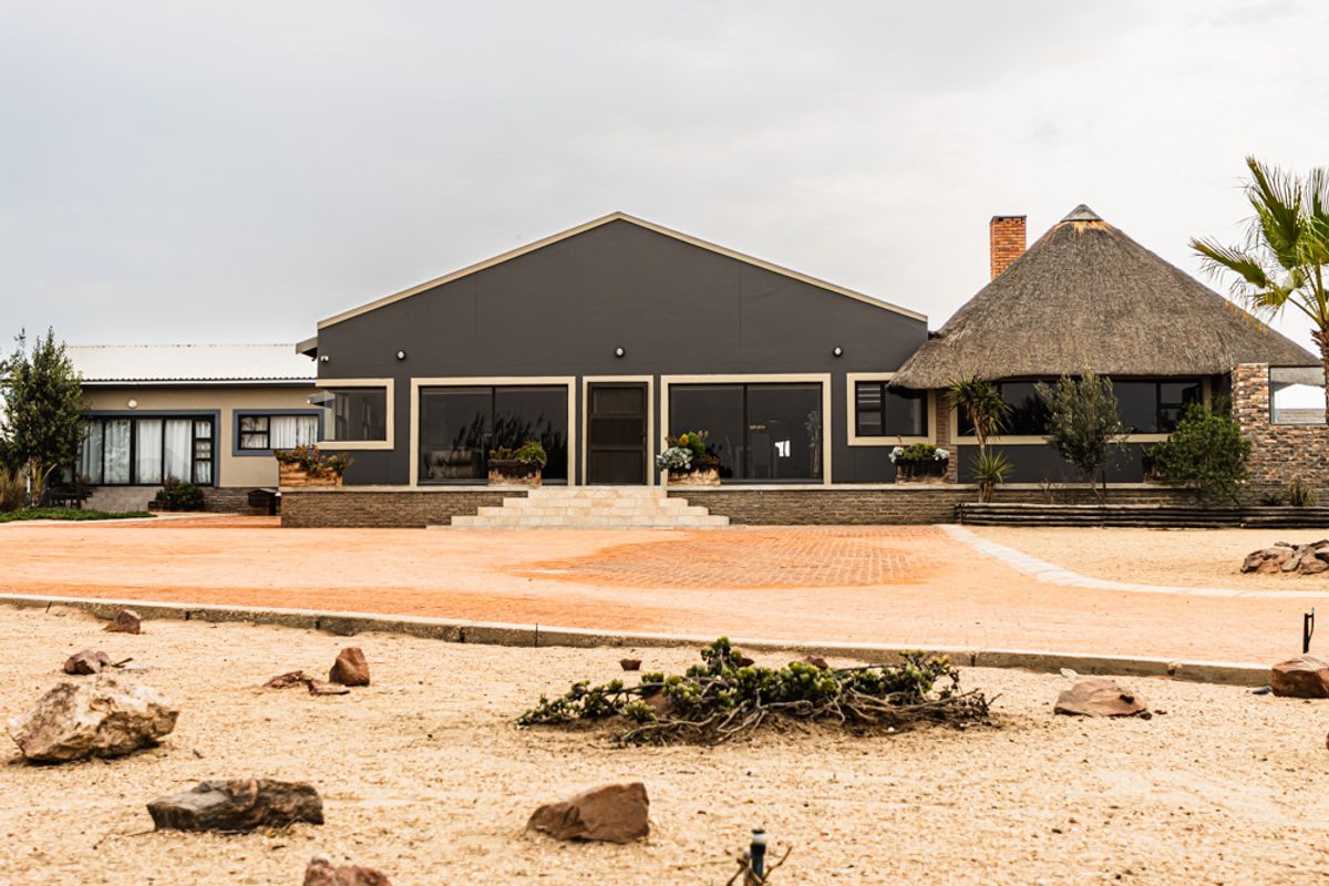 This luxurious property offers an exceptional living experience with ample space & modern amenities - Photo 2