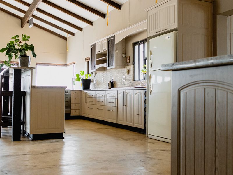 This luxurious property offers an exceptional living experience with ample space & modern amenities - Photo 5