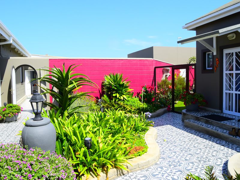 Location, Location, Location!! Just a stone’s throw from Swakopmund’s best cafes & shopping spots - Photo 2