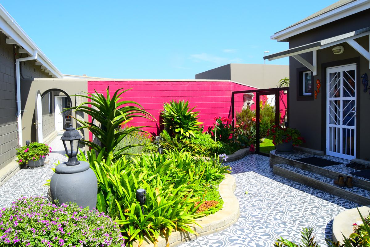 Location, Location, Location!! Just a stone’s throw from Swakopmund’s best cafes & shopping spots - Photo 2