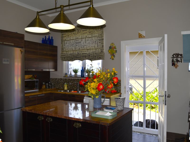 Location, Location, Location!! Just a stone’s throw from Swakopmund’s best cafes & shopping spots - Photo 5