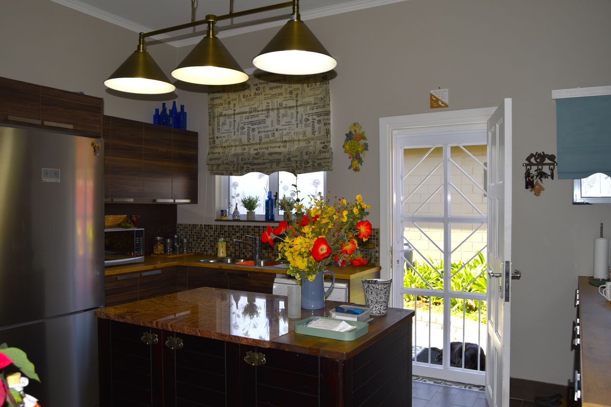 Location, Location, Location!! Just a stone’s throw from Swakopmund’s best cafes & shopping spots - Photo 5