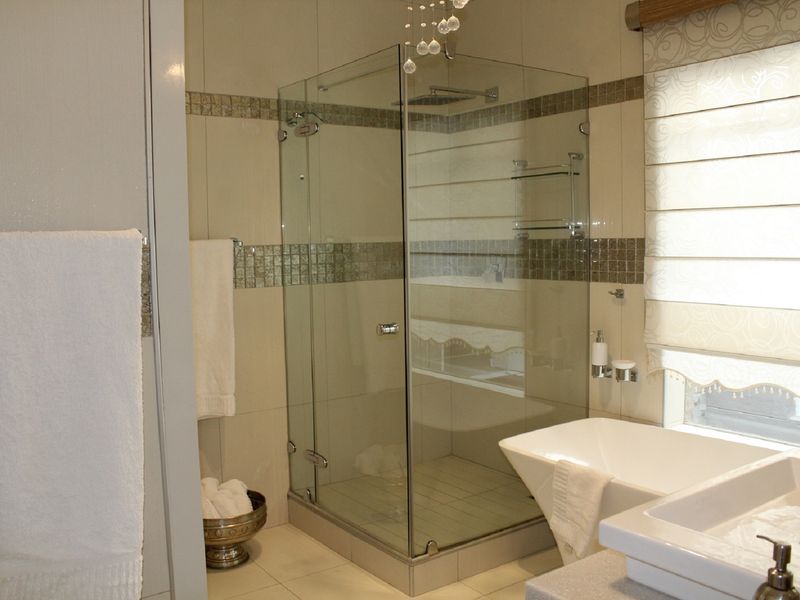 FOR SALE - WINDHOEK LUXURY HILL - AMBASSADOR-STYLE HOUSE - Photo 8