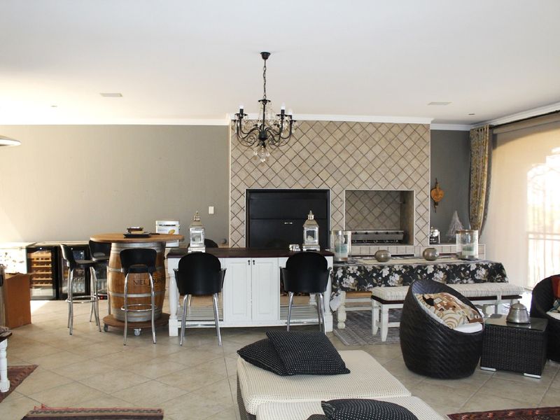 FOR SALE - WINDHOEK LUXURY HILL - AMBASSADOR-STYLE HOUSE - Photo 10