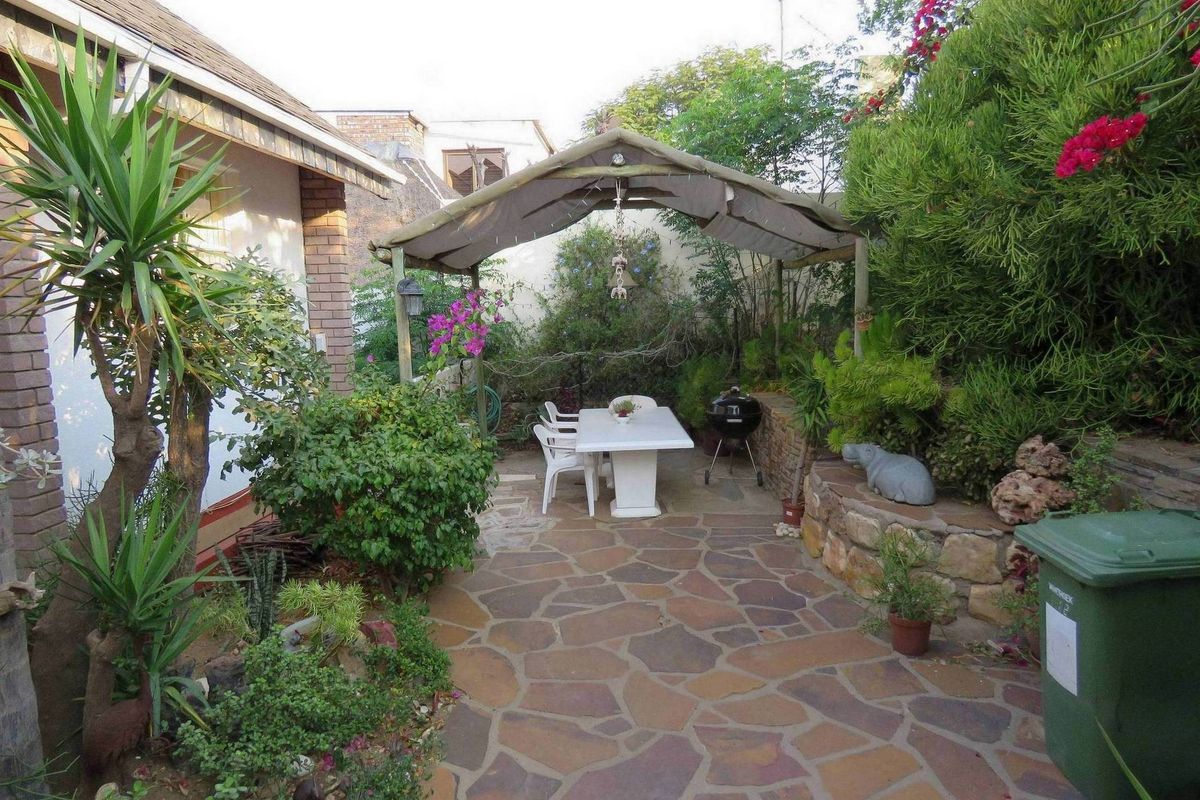 PROPERTY WITH BREATHTAKING VIEWS!! - Photo 3