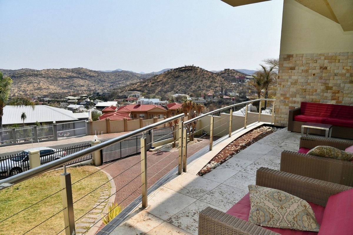 EXECUTIVE PROPERTY – ENTERTAINER’S PARADISE - Photo 2