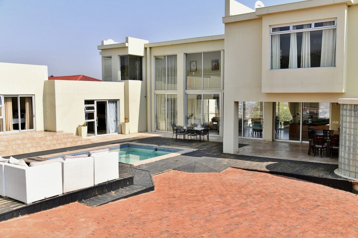 EXECUTIVE PROPERTY – ENTERTAINER’S PARADISE - Photo 4