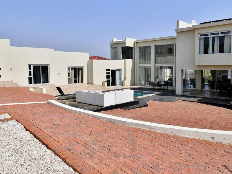 EXECUTIVE PROPERTY – ENTERTAINER’S PARADISE - Photo 3