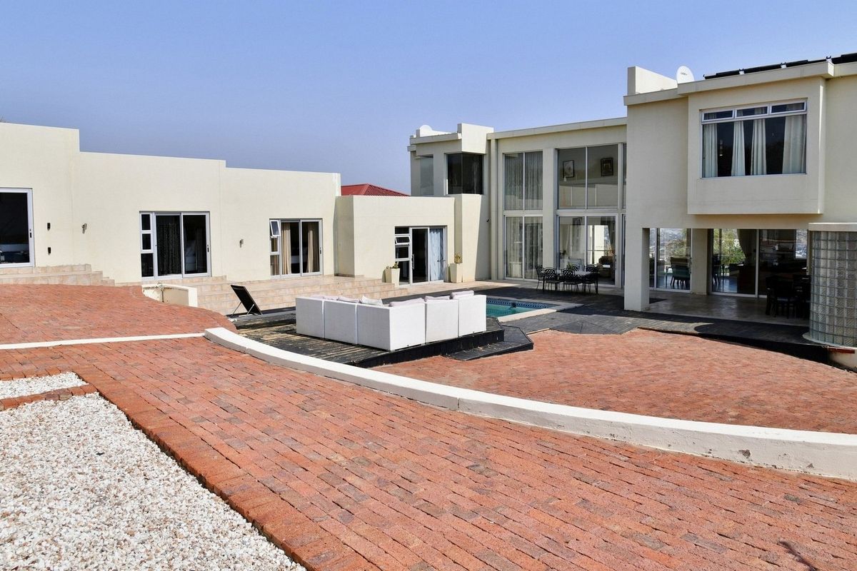 EXECUTIVE PROPERTY – ENTERTAINER’S PARADISE - Photo 3