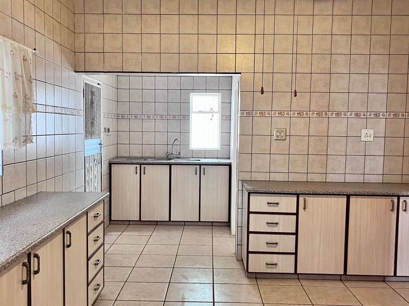 Perfect Family Home, with Safe shaded yard and room to grow - Photo 5