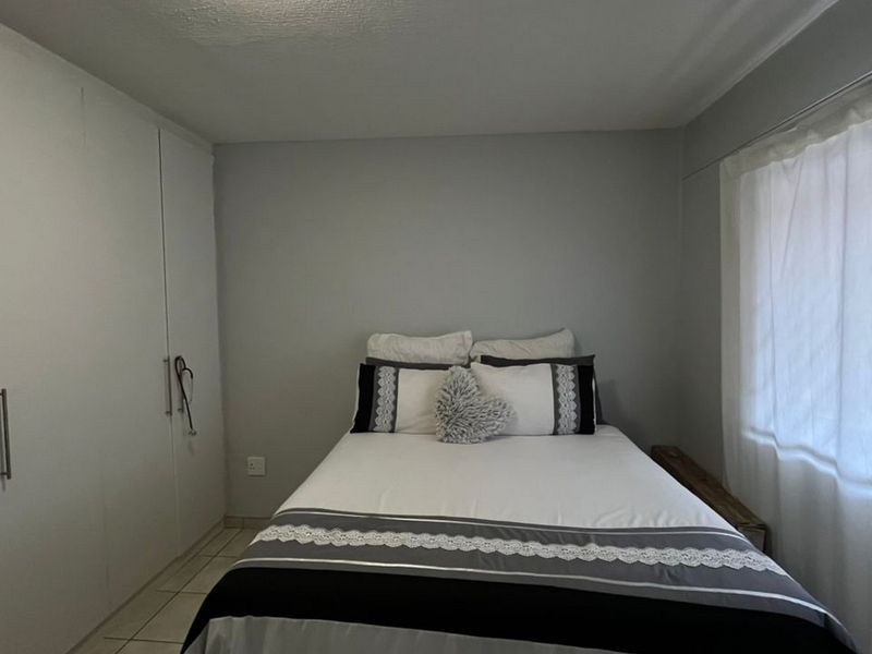 Welcome to this ground floor apartment that combines tranquil living with unmatched convenience. - Photo 7