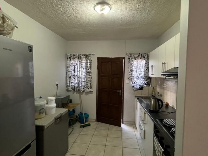 Welcome to this ground floor apartment that combines tranquil living with unmatched convenience. - Photo 2