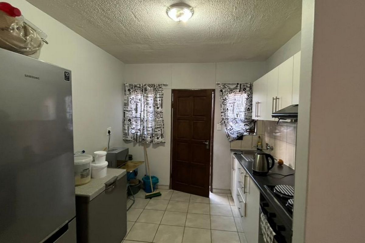 Welcome to this ground floor apartment that combines tranquil living with unmatched convenience. - Photo 2