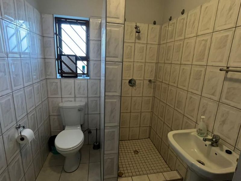 Welcome to this ground floor apartment that combines tranquil living with unmatched convenience. - Photo 5