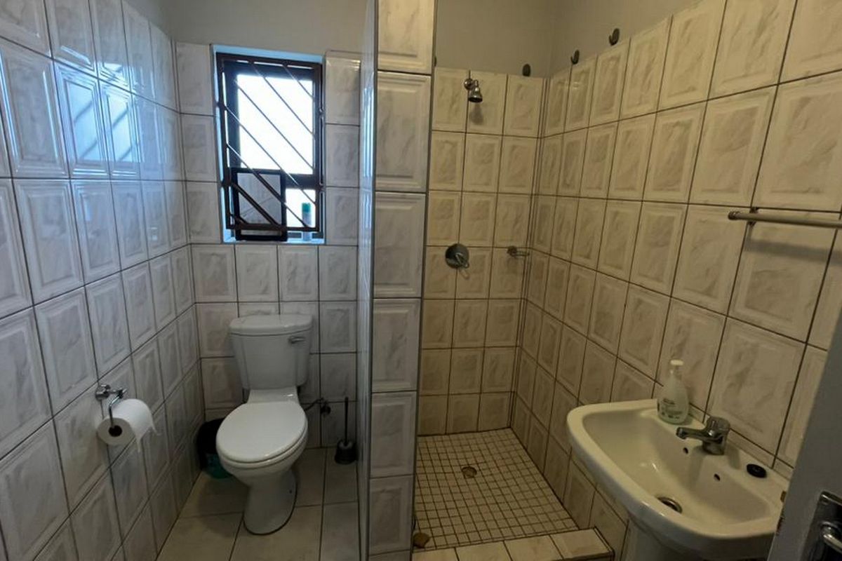 Welcome to this ground floor apartment that combines tranquil living with unmatched convenience. - Photo 5